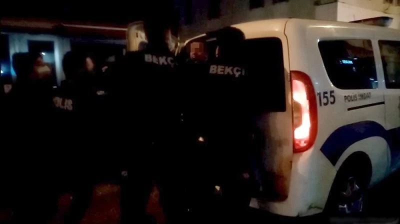 Yola tuvaletini yapıp esnafa rahatsızlık veren şahıs polise tekme savurdu
