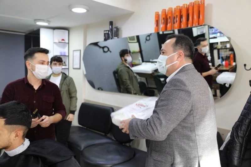 Akhisar Belediyesi’nden berber ve kuaförlere malzeme desteği
