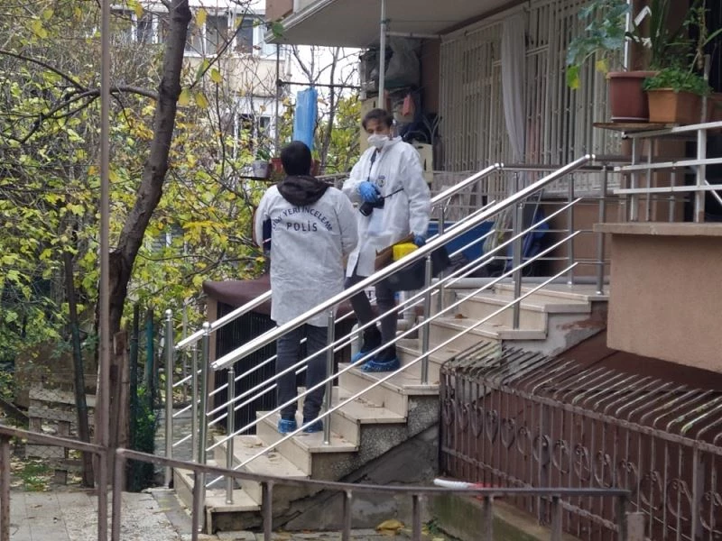 Fatih’te iki kişi bir kadını spreyle bayıltıp, evdeki altınları çaldılar
