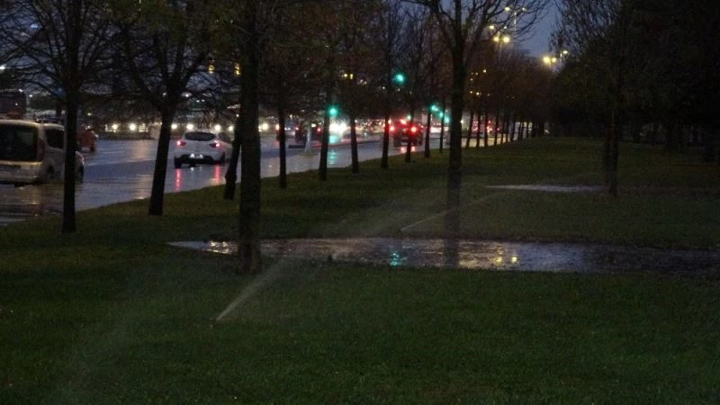 (Özel)- Yağmurlu havada İBB, çimleri suladı
