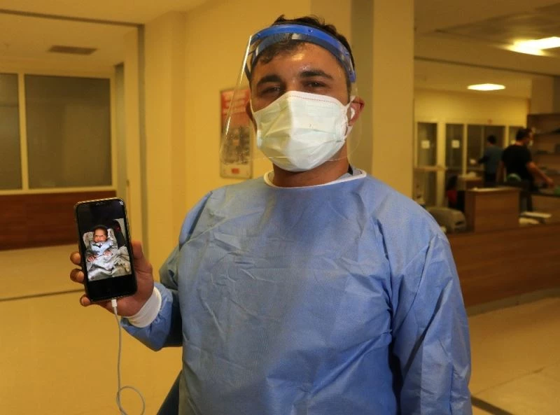 Doktor baba 1 aylık evladına dokunamamanın üzüntüsünü yaşıyor
