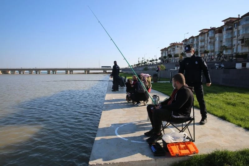 Amatör balıkçılara sosyal mesafe çemberi
