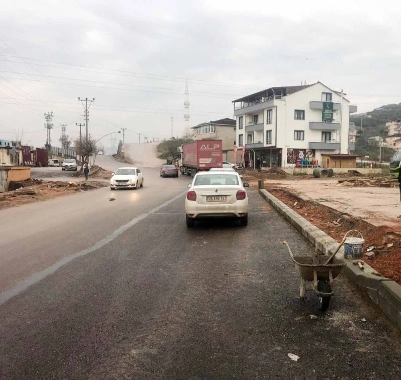 Çarşıbaşı Caddesi’nde yol çalışmaları sürüyor
