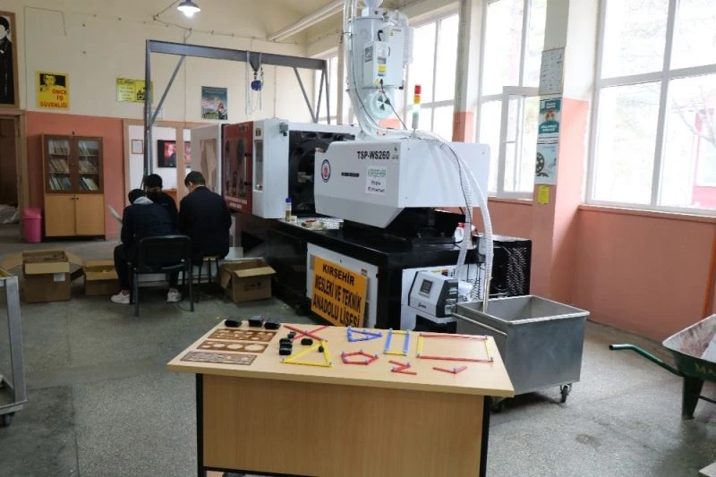 Kırşehir MTAL’nde gece-gündüz plastik şablon ve plastik şerit üretimi yapılıyor
