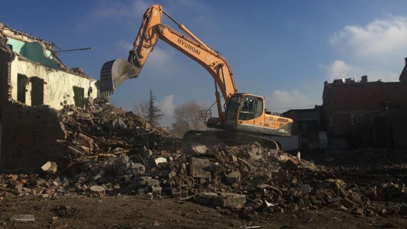 Çorum’da Belediye, Devanede kamulaştırdığı binaları yıkıyor
