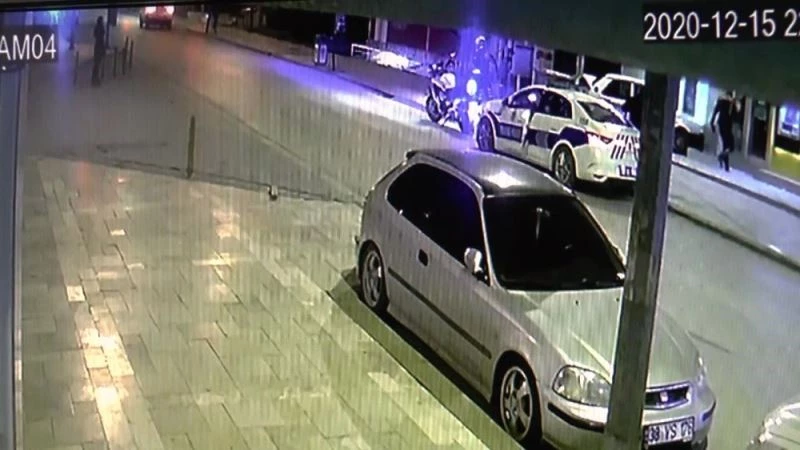 Polisten kaçarken bankaya dalan otomobil güvenlik kameralarına yansıdı
