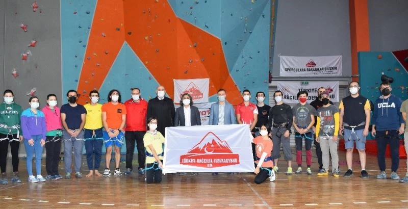 Yomra Cimnastik Spor Kompleksinde yapılan tırmanma duvarında şampiyonlar yetişiyor
