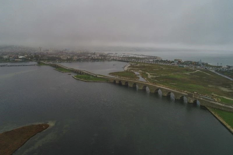 Suların yüzlerce metre çekildiği Büyükçekmece Gölü çorak araziye döndü

