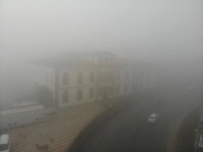 Tarihi kent sise teslim oldu, uçak seferlerinde aksamalar yaşandı
