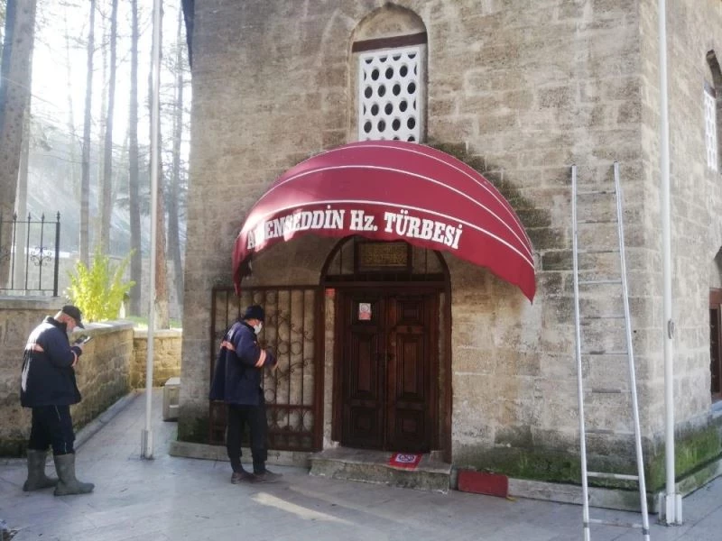 Akşemseddin Türbesi’nde tepki çeken Fransız tipi tente kaldırıldı
