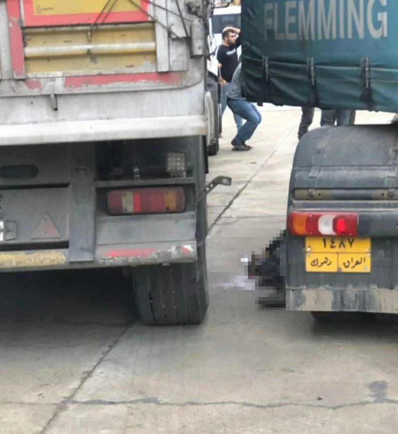 Kamyonun dorsesini takarken başka bir kamyonun altında kalarak can verdi
