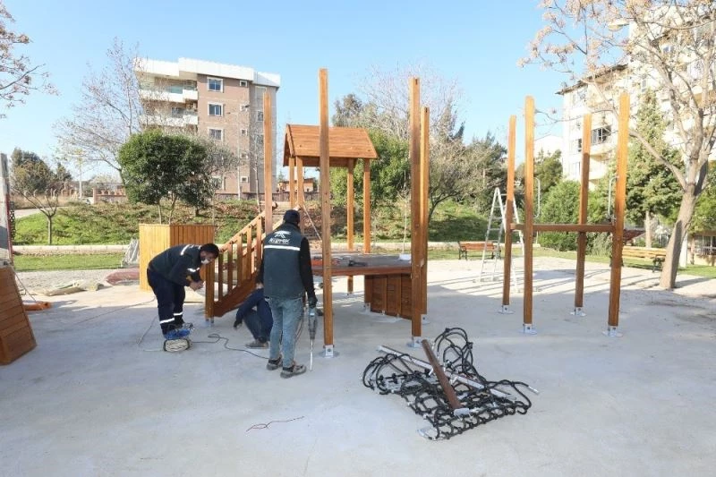 Gaziemir’in parklarındaki oyun grupları yenileniyor
