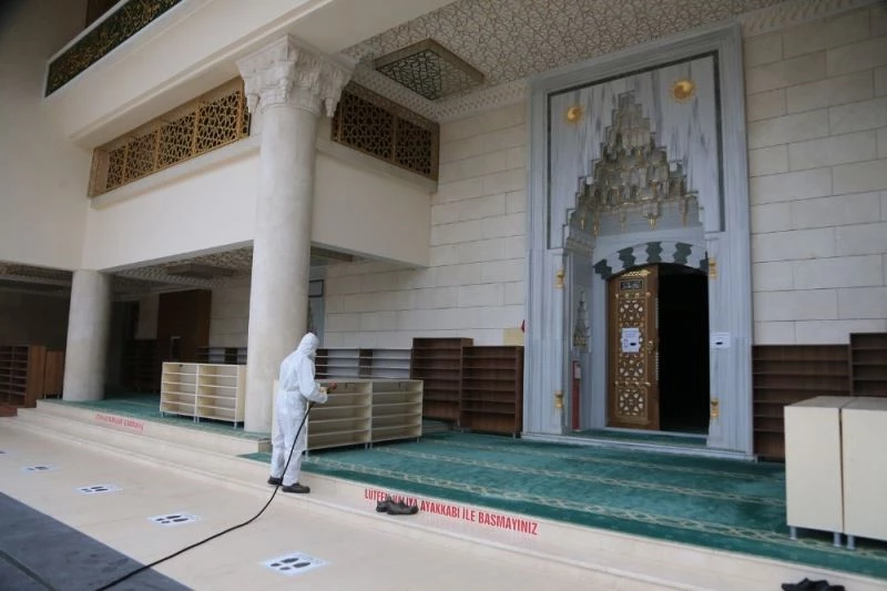 İbadethaneler salgına karşı dezenfekte ediliyor
