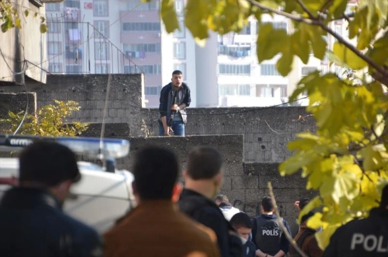 Ağabeyinin otomobilini kurşunlayıp silahla çatıya çıkan genç polis tarafından ikna edildi