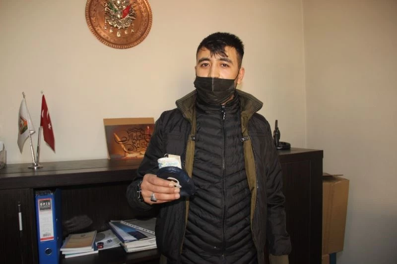 Otobüste bulduğu parayı yetkililere ulaştırdı
