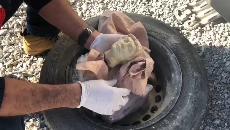 Paha biçilemez eserler süpürge kutusundan çıktı
