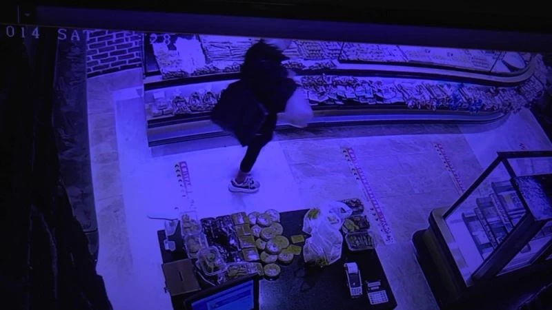 (Özel) Önce ellerine dezenfektan sıktı, sonra sadaka kutusunu çaldı
