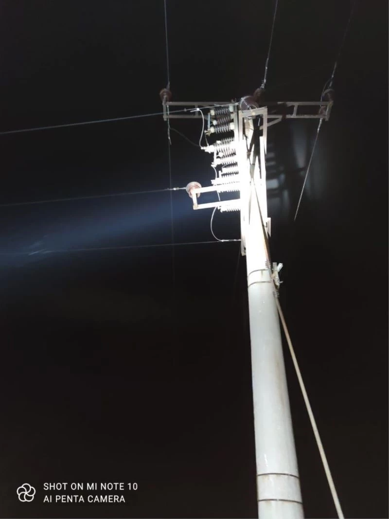 Trafodan kablo çalmaya çalışırken elektrik akımına kapıldılar, 1 ölü 3 yaralı
