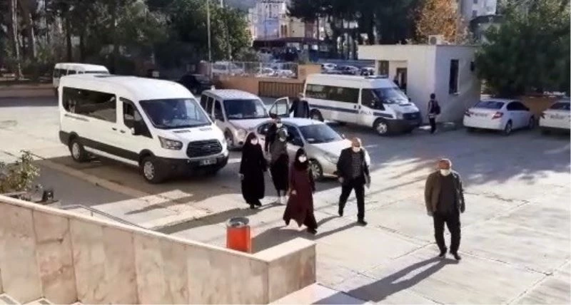 Çaldıkları altınları toprağa gömen 3 hırsız saklandıkları evde yakalandı
