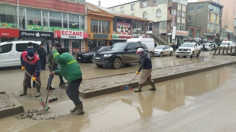 Yağışlardan sonra oluşan çamur temizlendi
