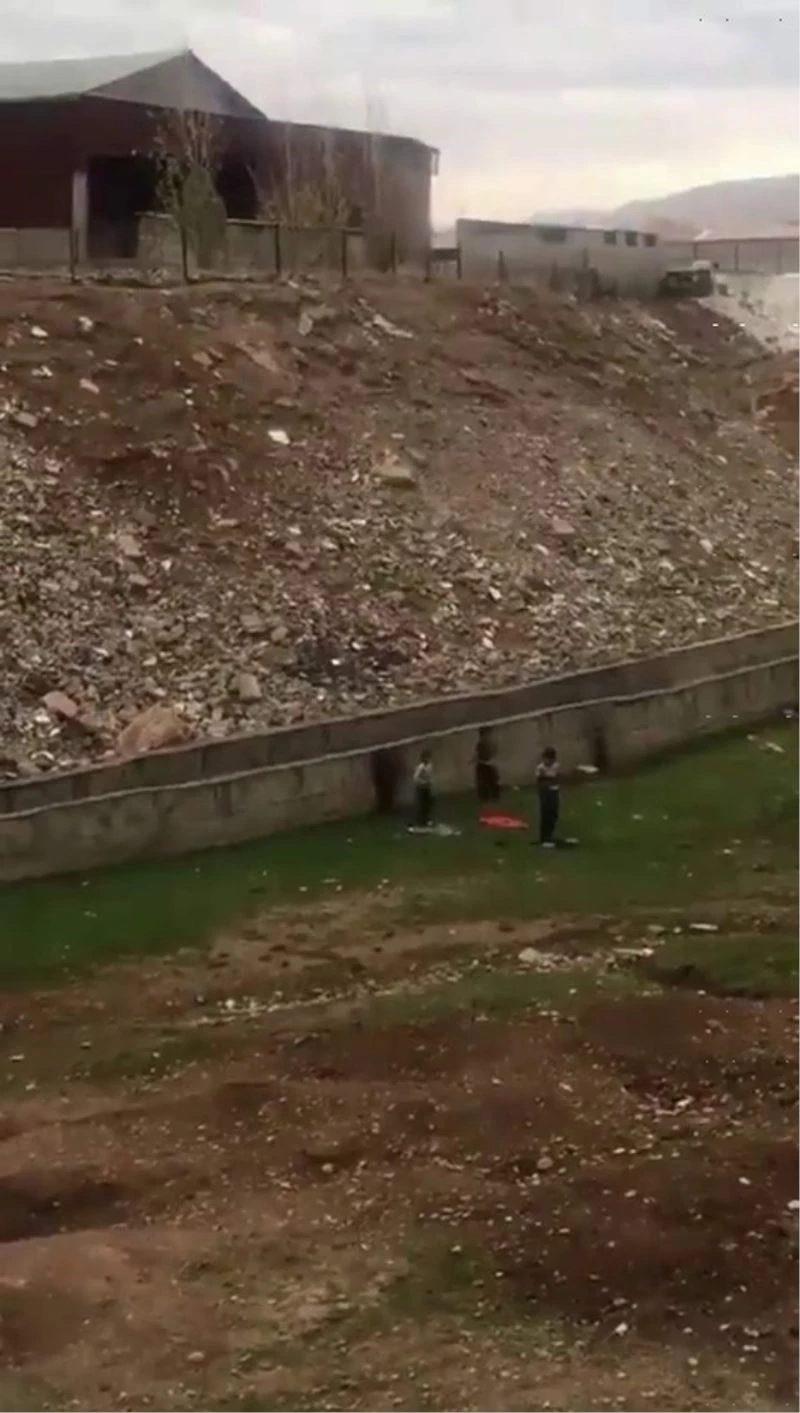 Küçük çocuklar seccadelerini boş alana serip namaz kıldılar
