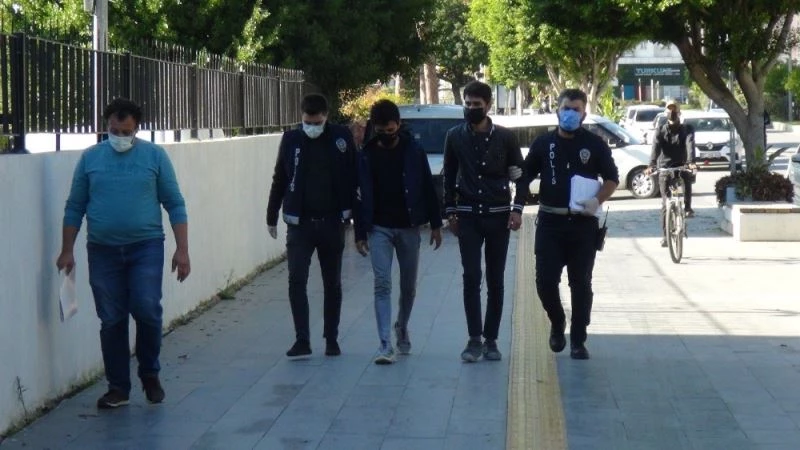 Anahtarını teslim etmedikleri eski iş yerini soydular
