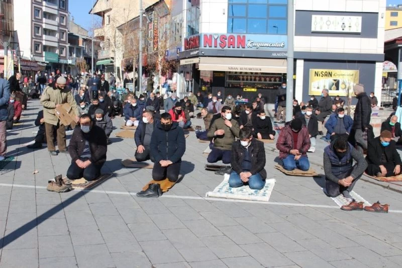 Ağrı’da cemaat cuma namazını camii avlusunda kıldı
