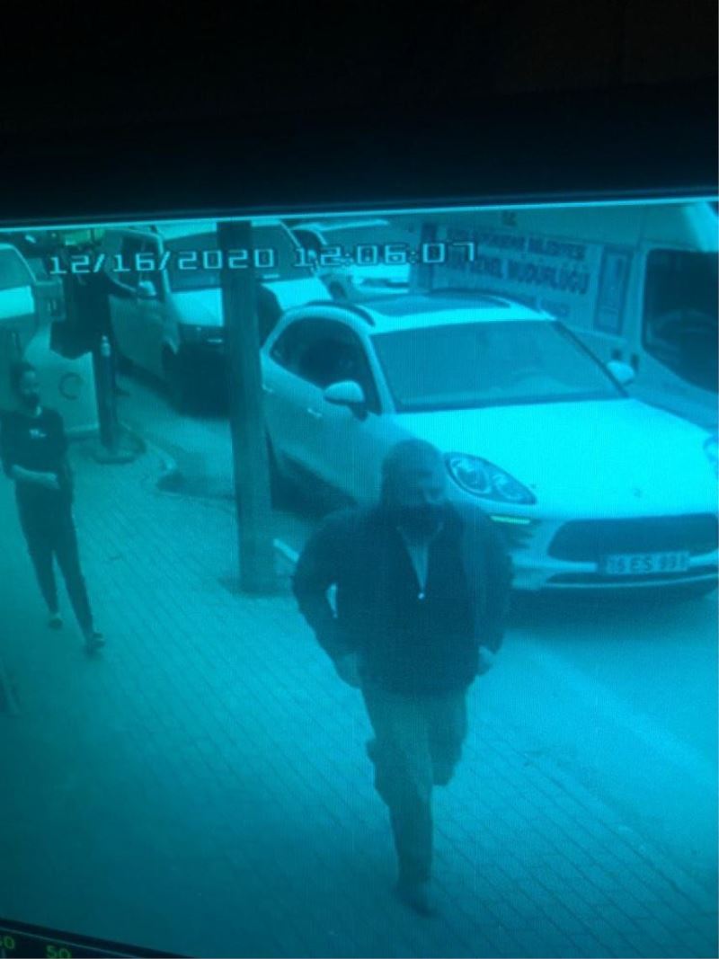 Bursa’da düşürdüğü cüzdanını güvenlik kamerasında aradı
