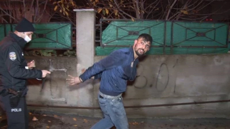 Kısıtlamayı delip narkotik madde ile yakalandılar savunmaları “Biz terörist miyiz bizi çekmeyin” oldu
