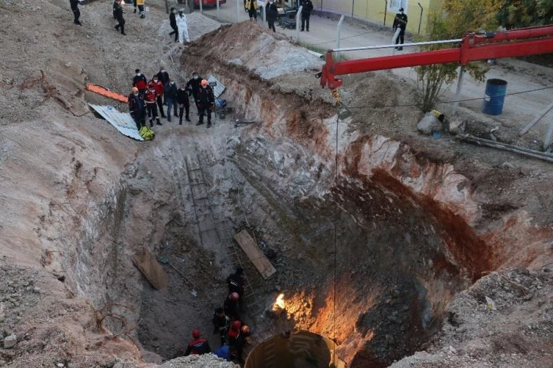 Kuyu açarken göçük altında kalan 1 kişi kurtarıldı, diğerini kurtarma çalışması sürüyor
