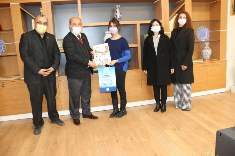 Müdür Başyiğit, Türkiye derecesi elde eden öğrenciyi tebrik etti

