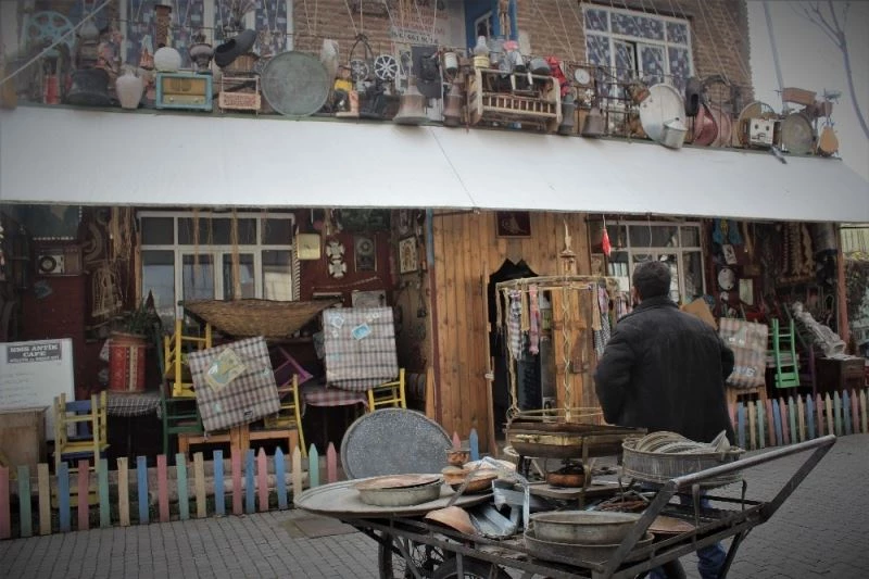 (Özel) Gözü gibi baktığı antikaları hurdacıya sattı
