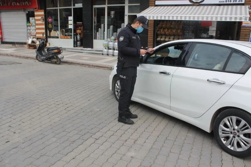 Manyas’ta cadde ve meydanlar boşaldı
