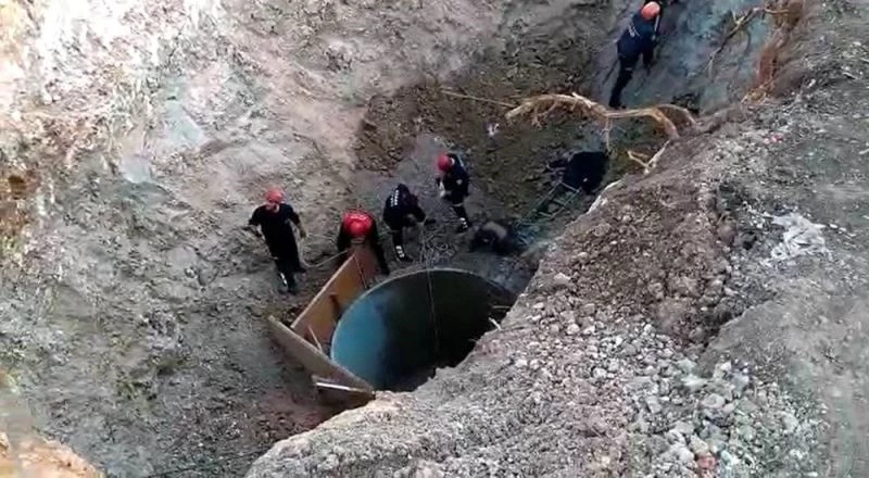 Adana’nın Sarıçam ilçesine bağlı Suluca Mahallesi’nde kuyunun çökmesi sonucu 2 kişi toprak altında kaldı. İtfaiye ekipleri bölgede kurtarma çalışması başlattı.
