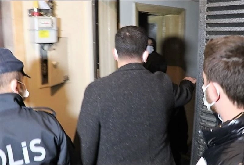 Abileriyle tartıştı, binanın dışından geçerek yan daireye sığındı
