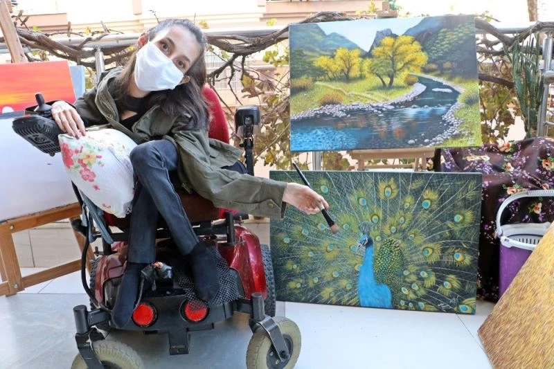 SMA Tip 2 hastası genç kızın çizdiği resimleri görenler gözlerine inanamıyor, yurt dışından bile sipariş alıyor
