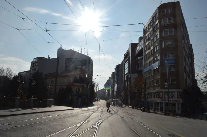 Sessizliğe bürünen şehirde güneşin tadını çıkartan olamadı
