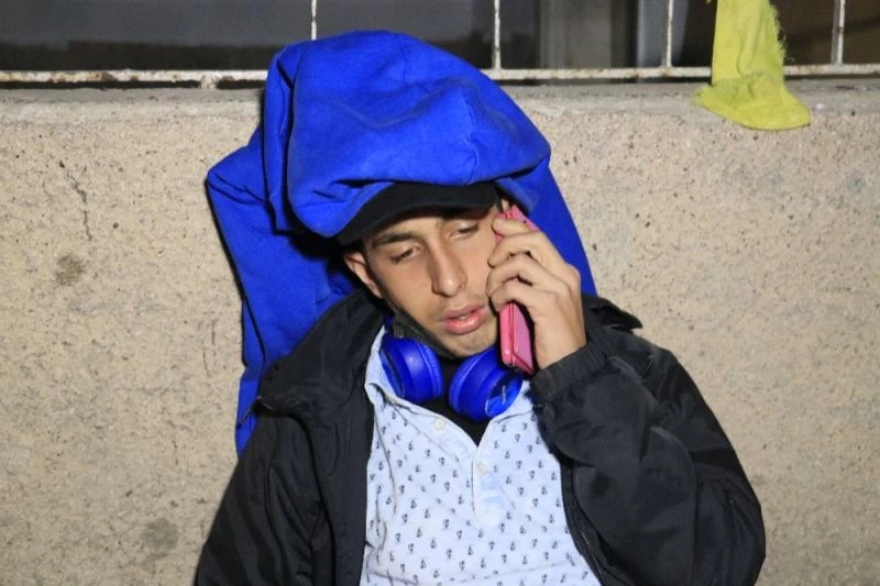 Bıçaklanan genç, cep telefonuyla ailesini arayıp haber verdi
