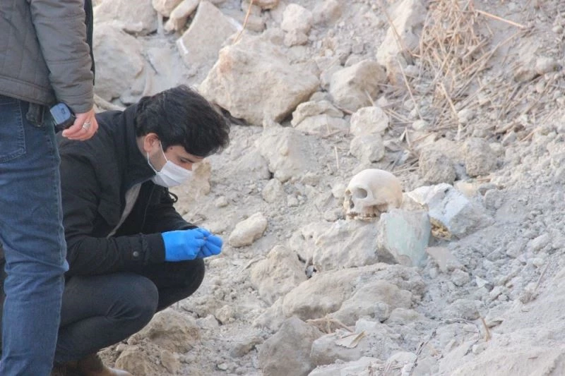 Yıkılmış metruk evin hafriyat temizliği sırasında insan kafatası bulundu
