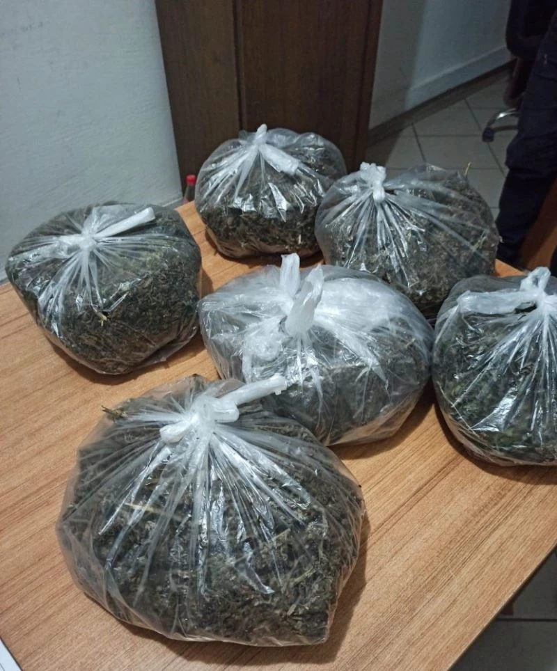 ‘Dur’ ihtarına uymayan araçtan atılan poşetten 3 kilo 60 gram esrar çıktı
