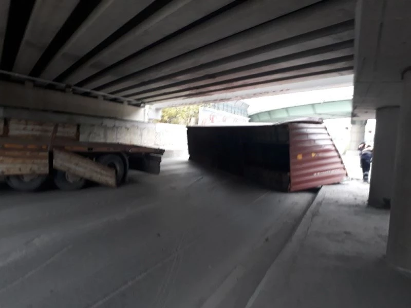 Marmaray köprüsüne çarpan tırın dorsesi yan yattı
