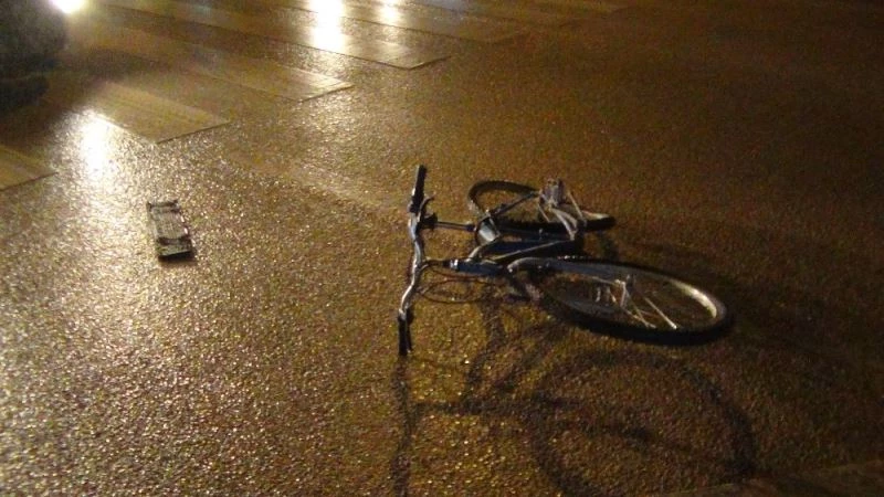 Otomobil sürücüsü ehliyetsiz çıktı, bisiklet sürücüsü kırmızıda geçti
