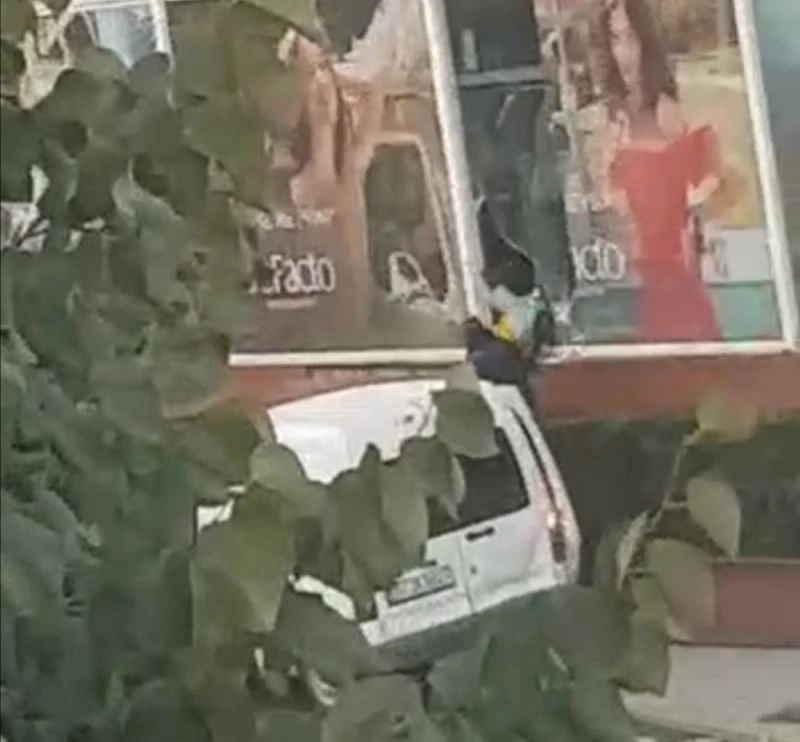 (Özel) AVM’deki mağazanın camının kırarak onlarca mont çaldılar
