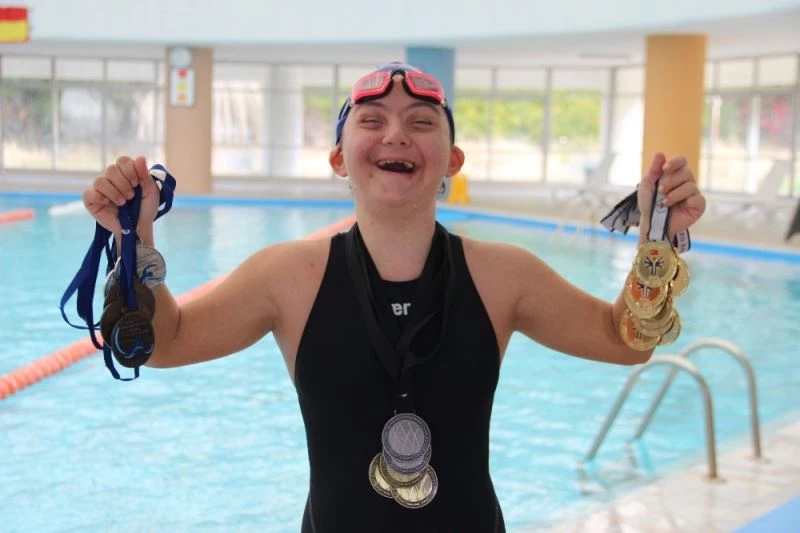 ‘Deniz kızı’ İrem engellere bir bir kulaç atıyor
