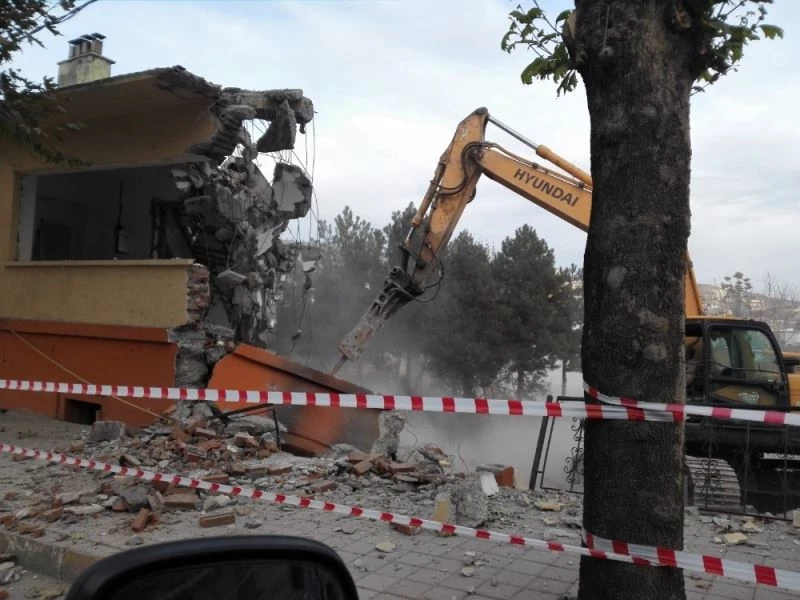 Tosya’da depreme dayanıksız okulların yıkımı sürüyor
