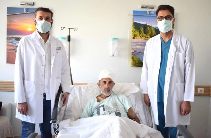 Sedyeyle geldiği hastaneden yürüyerek çıktı
