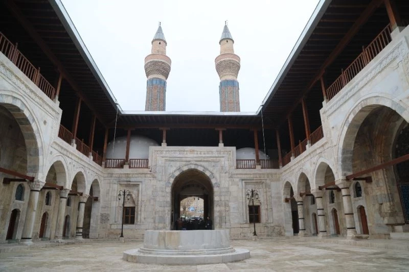 749 yıllık Gök Medrese, ihtişamıyla büyülüyor
