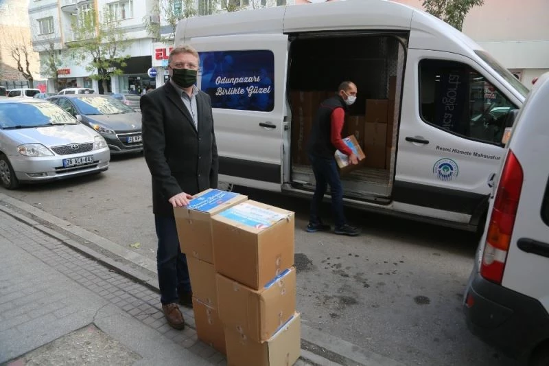 Başkan Kurt’tan zorda kalan esnafa destek
