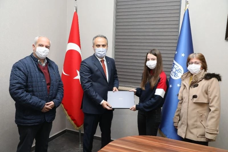 Büyükşehir bilgiyi ödüllendirdi
