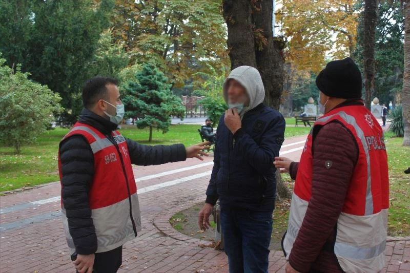 Sigara içerken ceza yedi, acısını habercilerden çıkarmaya çalıştı
